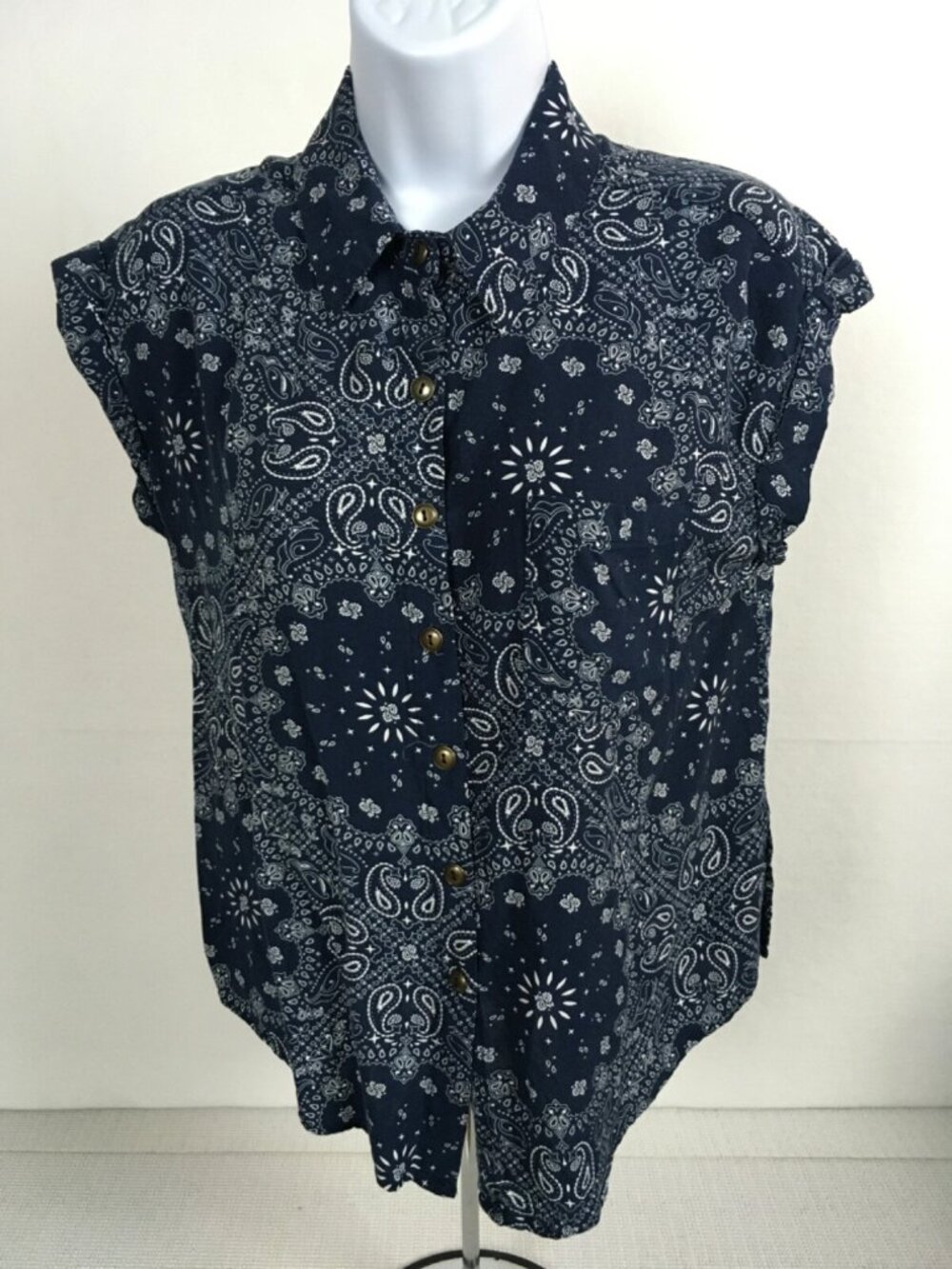 No Boundaries Top Size M 7 9 Navy Blue White Paisley Button Up Short Sleeves